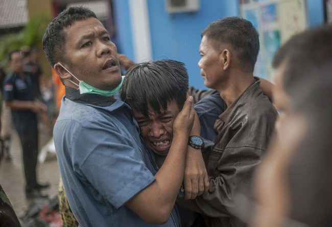 Indonesia - 1 ngày ngập nước mắt: Thi thể ngổn ngang, người sống đau đáu tìm người thân - Ảnh 4.