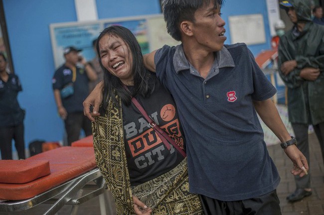 Indonesia - 1 ngày ngập nước mắt: Thi thể ngổn ngang, người sống đau đáu tìm người thân - Ảnh 5.