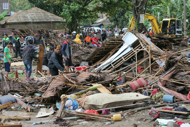 Indonesia - 1 ngày ngập nước mắt: Thi thể ngổn ngang, người sống đau đáu tìm người thân - Ảnh 7.
