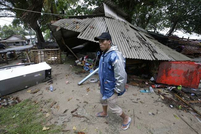 Indonesia - 1 ngày ngập nước mắt: Thi thể ngổn ngang, người sống đau đáu tìm người thân - Ảnh 10.