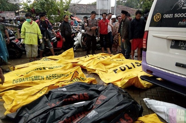 Sóng thần Indonesia: Điều kỳ diệu giữa đống đổ nát khi bé trai 5 tuổi sống sót sau 12 giờ mắc kẹt trong xe hơi - Ảnh 3.