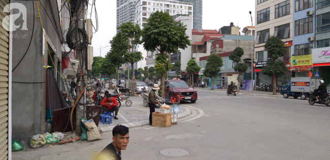 Vụ nh&acirc;n vi&ecirc;n TMV bị đ&aacute;nh ngất tr&ecirc;n vỉa h&egrave; ở H&agrave; Nội: Hai c&ocirc; g&aacute;i chờ sẵn lao v&agrave;o đ&aacute;nh tới tấp - Ảnh 1.