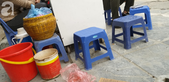 Vụ nh&acirc;n vi&ecirc;n TMV bị đ&aacute;nh ngất tr&ecirc;n vỉa h&egrave; ở H&agrave; Nội: Hai c&ocirc; g&aacute;i chờ sẵn lao v&agrave;o đ&aacute;nh tới tấp - Ảnh 4.