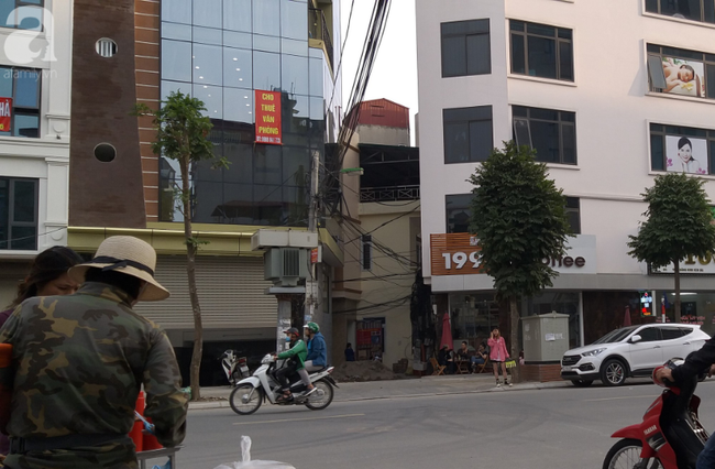 Vụ nh&acirc;n vi&ecirc;n TMV bị đ&aacute;nh ngất tr&ecirc;n vỉa h&egrave; ở H&agrave; Nội: Hai c&ocirc; g&aacute;i chờ sẵn lao v&agrave;o đ&aacute;nh tới tấp - Ảnh 5.