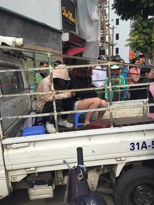 Vụ nh&acirc;n vi&ecirc;n TMV bị đ&aacute;nh ngất tr&ecirc;n vỉa h&egrave; ở H&agrave; Nội: Hai c&ocirc; g&aacute;i chờ sẵn lao v&agrave;o đ&aacute;nh tới tấp - Ảnh 3.