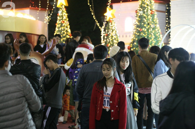 Hà Nội: Triệu người đổ đi chơi Giáng sinh, đường phố đông nghẹt thở, trẻ nhỏ thi nhau trèo lên vai cha mẹ - Ảnh 16.