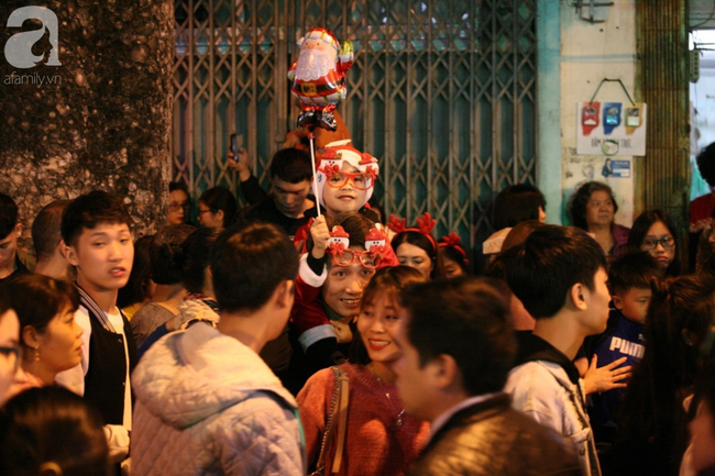 Hà Nội: Triệu người đổ đi chơi Giáng sinh, đường phố đông nghẹt thở, trẻ nhỏ thi nhau trèo lên vai cha mẹ - Ảnh 3.