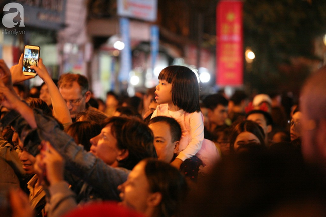 Hà Nội: Triệu người đổ đi chơi Giáng sinh, đường phố đông nghẹt thở, trẻ nhỏ thi nhau trèo lên vai cha mẹ - Ảnh 10.