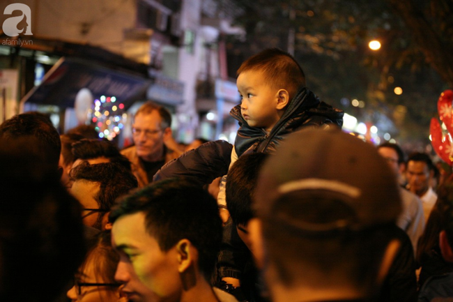 Hà Nội: Triệu người đổ đi chơi Giáng sinh, đường phố đông nghẹt thở, trẻ nhỏ thi nhau trèo lên vai cha mẹ - Ảnh 12.