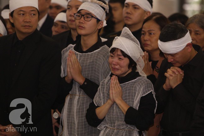 Ngày đầu tiên vợ con NSND Anh Tú lộ diện trước công chúng lại chính là ngày đưa tang anh - Ảnh 12.