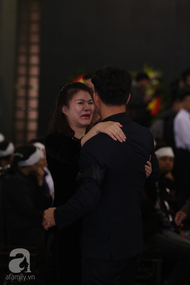 Thu Quỳnh, Bảo Thanh, Lan Hương, Kim Oanh, Lê Khanh nhạt nhòa nước mắt trong lễ tang NSND Anh Tú - Ảnh 5.