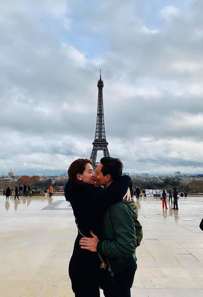 Kim Lý đăng ảnh hôn môi thân mật dưới tháp Eiffel, cư dân mạng bình luận: Không giống Hồ Ngọc Hà - Ảnh 1.