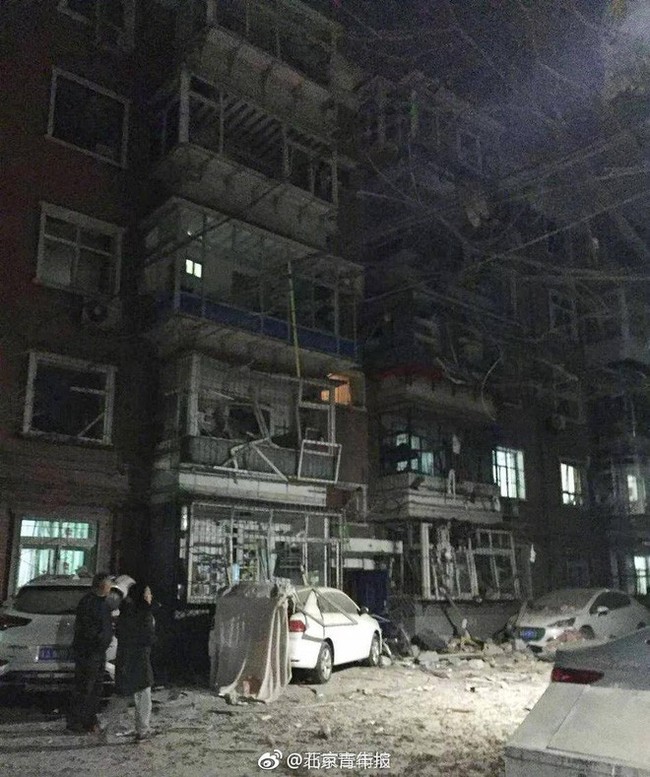 Sau tiếng nổ lớn phát ra từ căn hộ chung cư gây chấn động cả khu vực, 2 người chết - Ảnh 1.