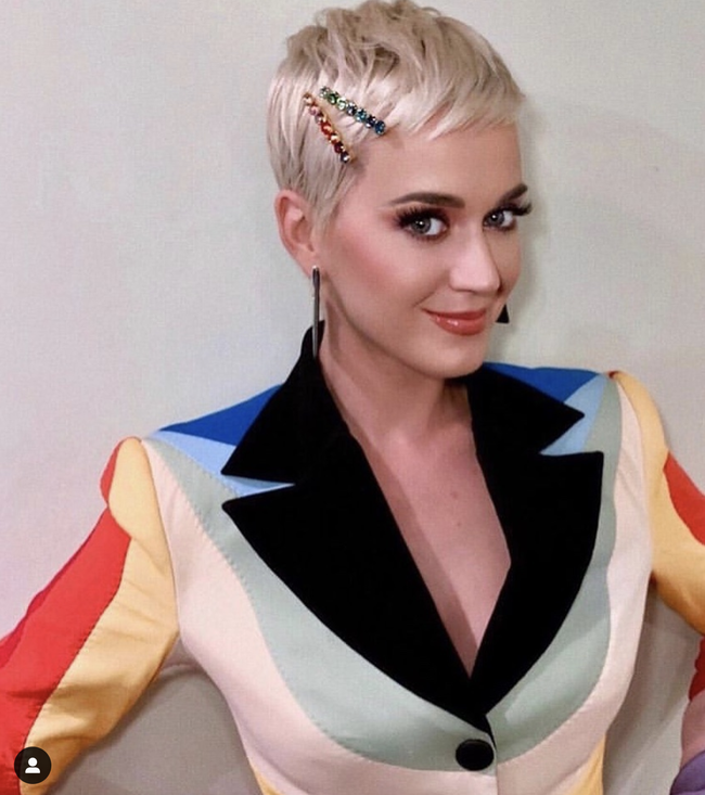 Ngoài lên đồ màu mè cho Katy Perry chơi Giáng sinh, NTK Công Trí còn lồng thông điệp ý nghĩa vào bộ cánh này - Ảnh 3.