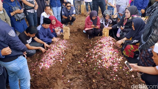 Thảm họa sóng thần ở Indonesia: Vợ chồng diễn viên thiệt mạng, con 3 tháng tuổi gào khóc vì thiếu sữa - Ảnh 5.
