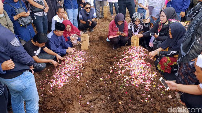 Thảm họa sóng thần ở Indonesia: Vợ chồng diễn viên thiệt mạng, con 3 tháng tuổi gào khóc vì thiếu sữa - Ảnh 5. Thảm họa sóng thần ở Indonesia: Vợ chồng diễn viên thiệt mạng, con 3 tháng tuổi gào khóc vì thiếu sữa - Ảnh 5.