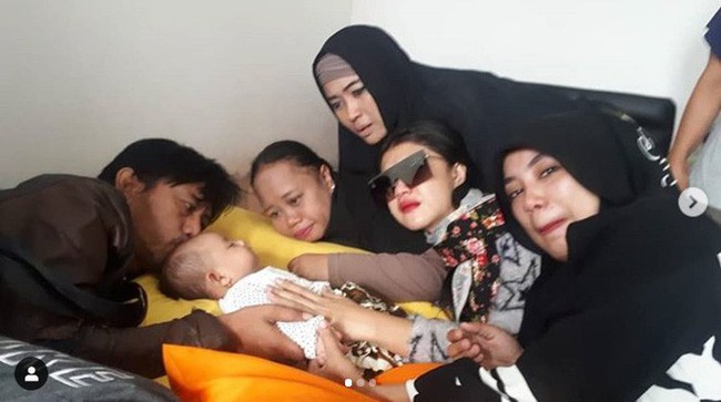 Thảm họa sóng thần ở Indonesia: Vợ chồng diễn viên thiệt mạng, con 3 tháng tuổi gào khóc vì thiếu sữa - Ảnh 6.