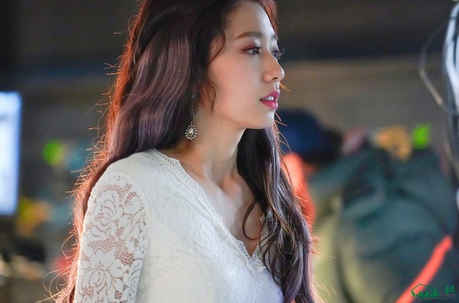 Trở lại với nhan sắc đỉnh cao, Park Shin Hye gây sốt vì đẹp như nữ thần bước ra từ truyện thần thoại ở hậu trường - Ảnh 8.