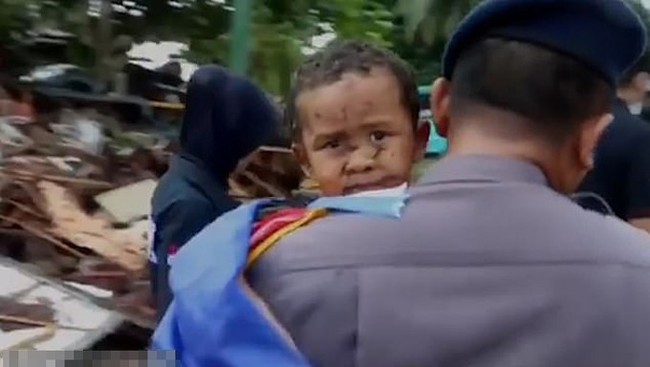 Sóng thần Indonesia: Điều kỳ diệu giữa đống đổ nát khi bé trai 5 tuổi sống sót sau 12 giờ mắc kẹt trong xe hơi - Ảnh 5.