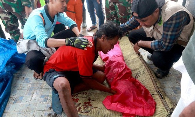 Sóng thần Indonesia: Điều kỳ diệu giữa đống đổ nát khi bé trai 5 tuổi sống sót sau 12 giờ mắc kẹt trong xe hơi - Ảnh 6.