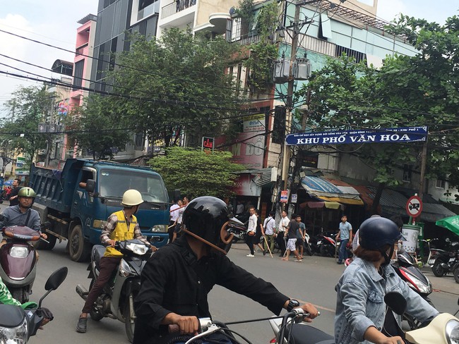 Hơn 50 thanh niên cầm hung khí rượt đuổi nhau kinh hoàng giữa trung tâm Sài Gòn - Ảnh 3.