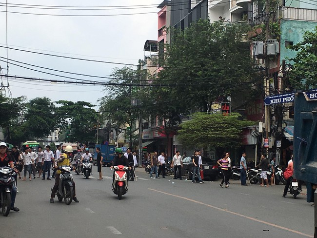 Hơn 50 thanh niên cầm hung khí rượt đuổi nhau kinh hoàng giữa trung tâm Sài Gòn - Ảnh 1.