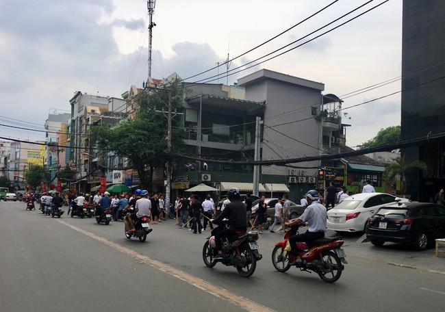 Hơn 50 thanh niên cầm hung khí rượt đuổi nhau kinh hoàng giữa trung tâm Sài Gòn - Ảnh 4.