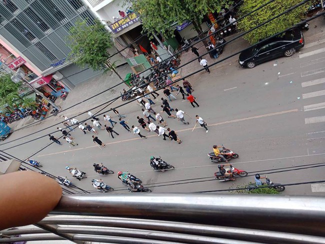 Hơn 50 thanh niên cầm hung khí rượt đuổi nhau kinh hoàng giữa trung tâm Sài Gòn - Ảnh 2.