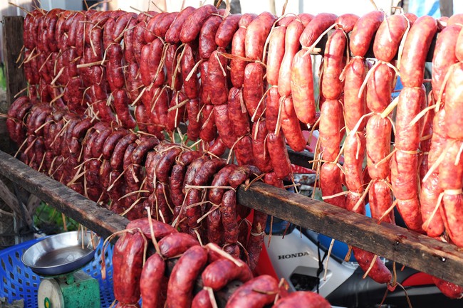 Độc đáo món lạp xưởng có cả cơm nguội, lọt top 50 món ăn đặc sản nổi tiếng Việt Nam  - Ảnh 1.
