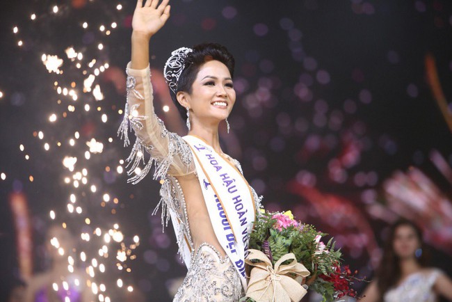 Tạo kỳ tích tại Miss Universe với da nâu tóc tém, nhưng HHen Niê nhiều lần dìm nhan sắc bằng kiểu tóc xấu khó cưỡng - Ảnh 1.