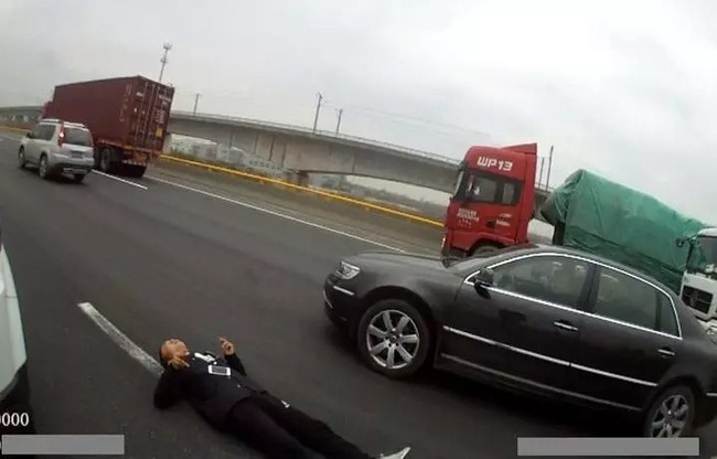 Thấy người đàn ông nằm co giật trên đường cao tốc, cảnh sát vội vàng tới rồi cạn lời khi biết sự thật quái gở - Ảnh 2.