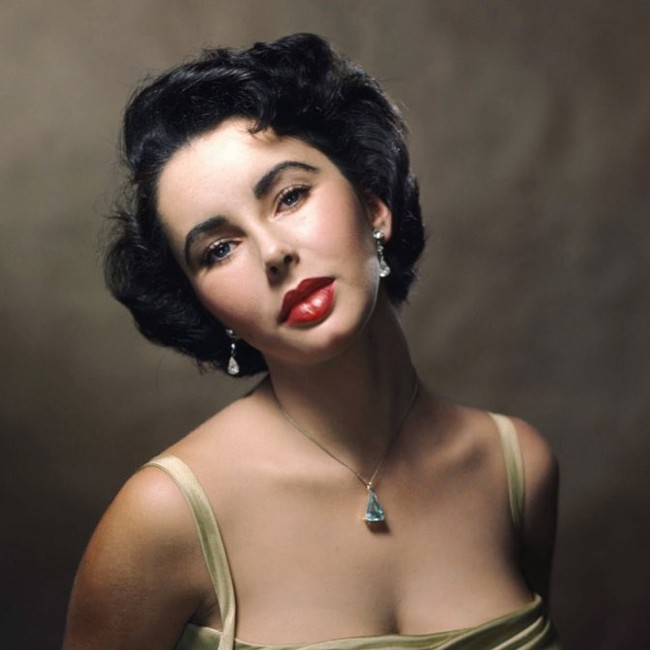 Biểu tượng sắc đẹp như Marilyn Monroe, Công nương Diana trông sẽ như thế này khi bơm môi, sửa mũi theo xu hướng thời nay - Ảnh 5.