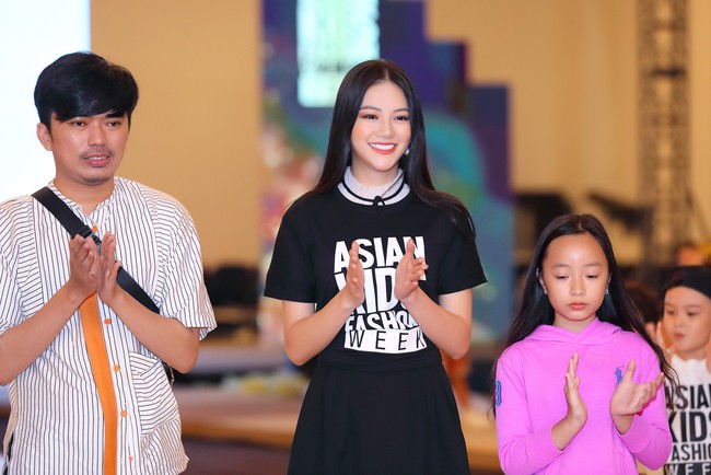 Ăn vận giản dị như quý cô công sở thông thường, Hoa hậu Phương Khánh vẫn đẹp hút mắt nhìn - Ảnh 3. Ăn vận giản dị như quý cô công sở thông thường, Hoa hậu Phương Khánh vẫn đẹp hút mắt nhìn - Ảnh 3.