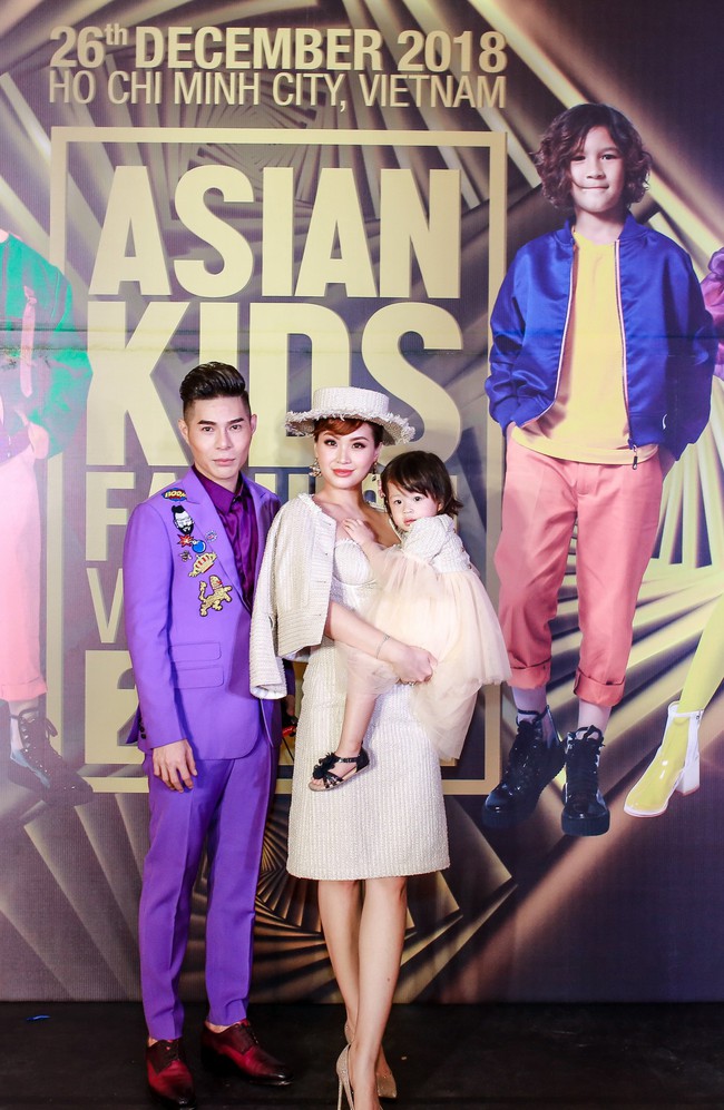 Á hậu Diễm Trang gây chú ý khi ăn diện thời trang bế con lên thảm đỏ - Ảnh 2.