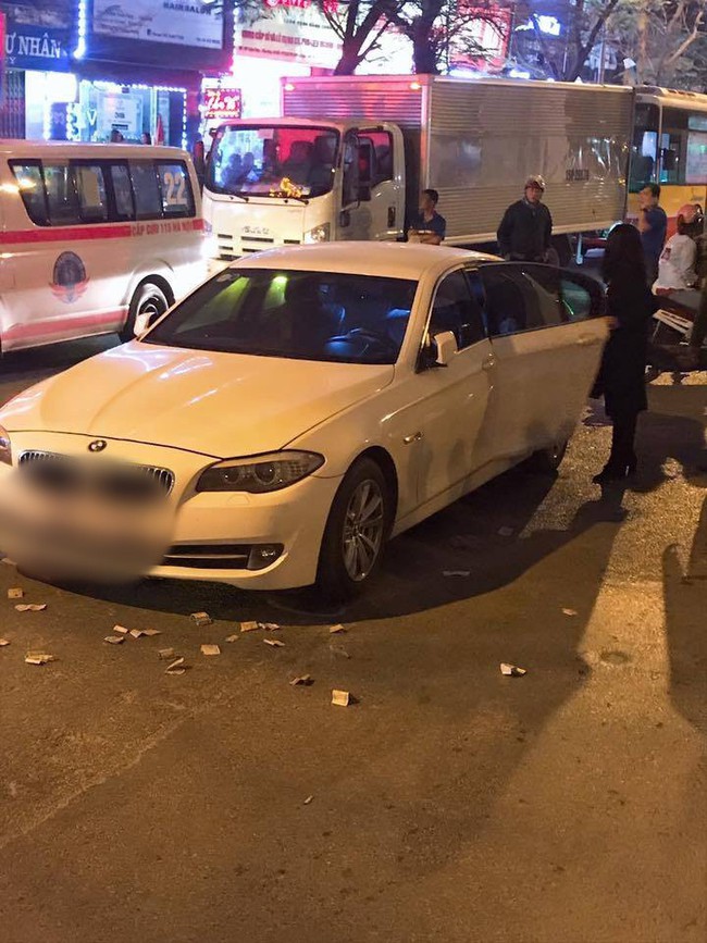 Hà Nội: Va chạm mạnh với xe BMW ngã xuống đường, nữ sinh viên bị xe buýt cán tử vong - Ảnh 2.