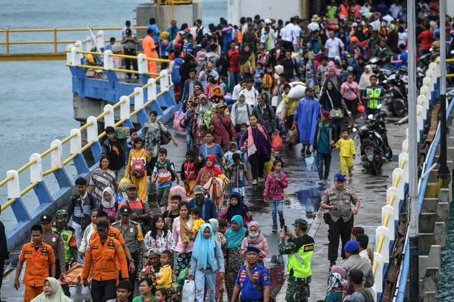 Một số người Indonesia trở về vùng sóng thần tàn phá để chụp ảnh tự sướng: Cảnh hoang tàn mới được nhiều like - Ảnh 4. Một số người Indonesia trở về vùng sóng thần tàn phá để chụp ảnh tự sướng: Cảnh hoang tàn mới được nhiều like - Ảnh 4.