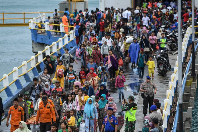 Một số người Indonesia trở về vùng sóng thần tàn phá để chụp ảnh tự sướng: Cảnh hoang tàn mới được nhiều like - Ảnh 4.