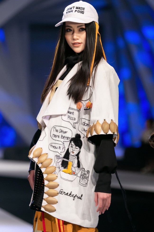 Cùng làm vedette, HH Tiểu Vy diện áo dài duyên dáng cạnh tranh với HH Phương Khánh trong thiết kế đầm xẻ cao tít - Ảnh 8.