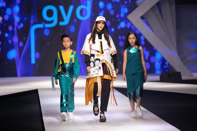 Cùng làm vedette, HH Tiểu Vy diện áo dài duyên dáng cạnh tranh với HH Phương Khánh trong thiết kế đầm xẻ cao tít - Ảnh 7.