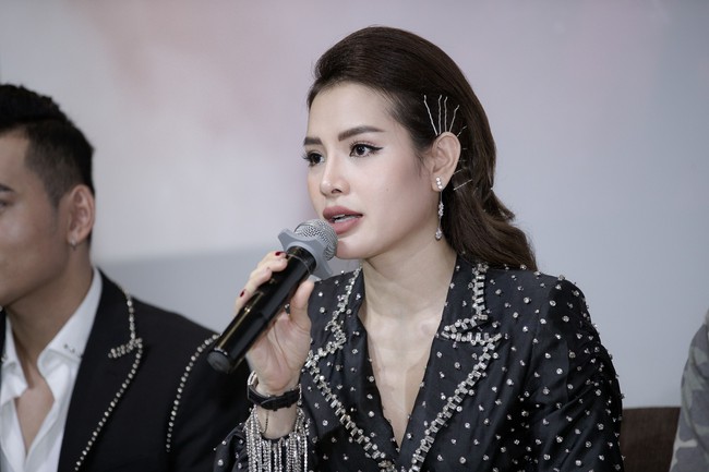 Quay cảnh giường chiếu với tình tin đồn quá nóng, Phương Trinh Jolie lại bị nghi đưa tình yêu vào MV 16+ - Ảnh 9. Quay cảnh giường chiếu với tình tin đồn quá nóng, Phương Trinh Jolie lại bị nghi đưa tình yêu vào MV 16+ - Ảnh 9.