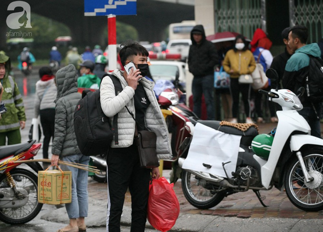 Người Hà Nội vật vã đội mưa trong giá rét về quê nghỉ Tết Dương lịch - Ảnh 18.