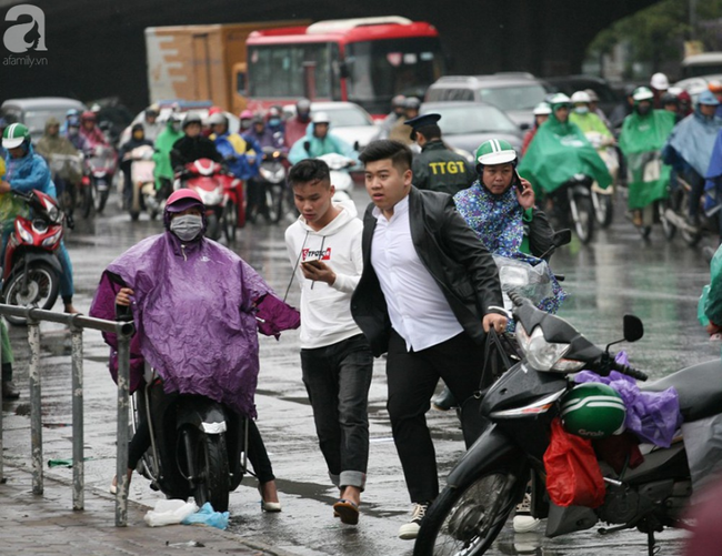 Người Hà Nội vật vã đội mưa trong giá rét về quê nghỉ Tết Dương lịch - Ảnh 19.