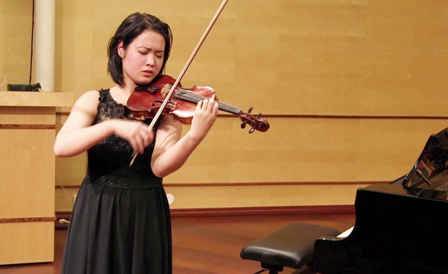 Thần đồng violin Đỗ Phương Nhi: Từ 1 - 2 tuổi, tôi đã loanh quanh nghịch đàn của mẹ  - Ảnh 4.