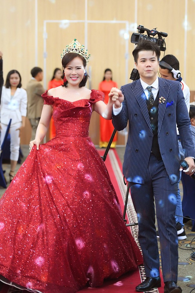 Đinh Mạnh Ninh gây bất ngờ khi nắm tay Mrs Việt Nam 2018 xuất hiện trong sự kiện - Ảnh 4.