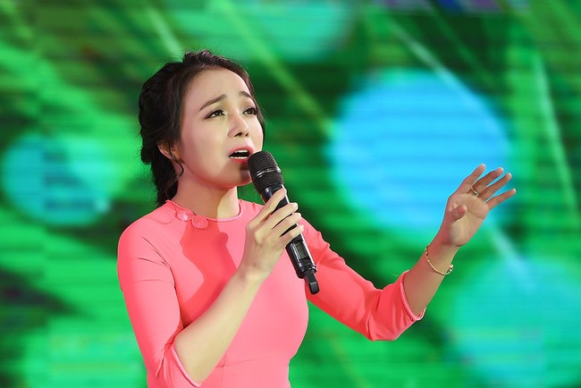 Đinh Mạnh Ninh gây bất ngờ khi nắm tay Mrs Việt Nam 2018 xuất hiện trong sự kiện - Ảnh 8.