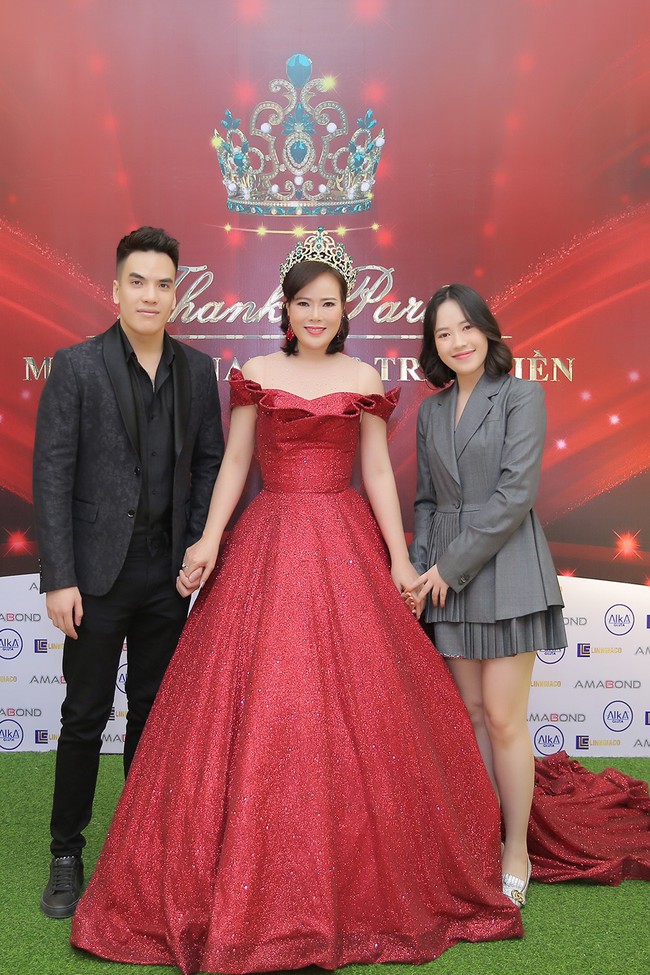 Đinh Mạnh Ninh gây bất ngờ khi nắm tay Mrs Việt Nam 2018 xuất hiện trong sự kiện - Ảnh 6.