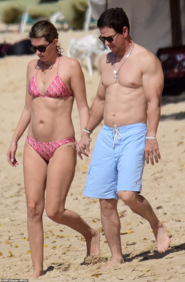 Cổ tích tình yêu giản dị giữa showbiz: 17 năm bên nhau, tài tử Mark Wahlberg vẫn luôn nắm chặt tay vợ như mới yêu - Ảnh 1.