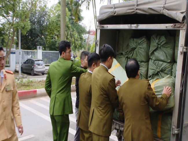 Kinh hoàng phát hiện hàng tấn nầm lợn mốc xanh đen tuồn vào Hà Nội tiêu thụ - Ảnh 1.