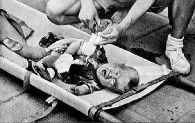 Bức ảnh đứa bé ngồi khóc trên đống đổ nát và câu chuyện đau lòng phía sau khiến cả thế giới phải ám ảnh - Ảnh 3.