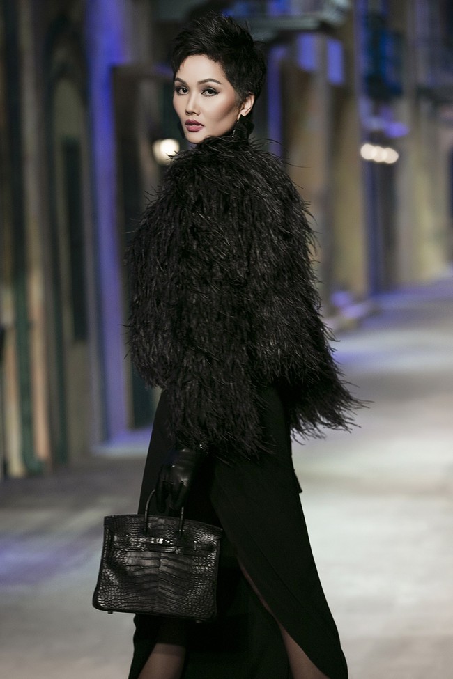 Thần thái catwalk tại show Đỗ Mạnh Cường quá đỉnh, netizen quốc tế khuyên HHen Niê nên thẳng tiến đến Paris Fashion Week - Ảnh 3.